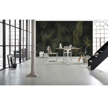 Cameră de zi cu tapet cu model floral și zonă de luat masa