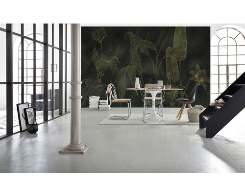 Cameră de zi cu tapet cu model floral și zonă de luat masa