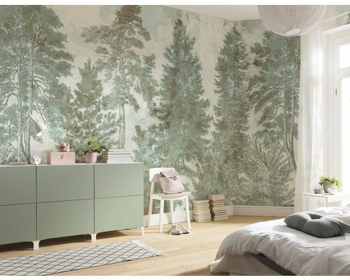 Dormitor cu tapet cu pădure, comodă, pat și scaun pentru o atmosferă naturală în cameră