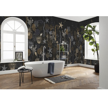 Baie cu cadă, fereastră și tapet de perete cu motive marine