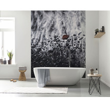 Baie cu cadă independentă și fototapet cu motiv de piatră