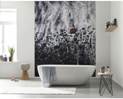 Baie cu cadă independentă și fototapet cu motiv de piatră