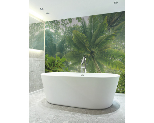 Baie cu cadă independentă și fototapet cu motiv de palmieri