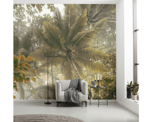 Cameră de zi cu fototapet cu o plantație de palmieri, fotoliu, lampă de podea și măsuță laterală.