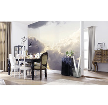 Sufragerie cu tapet cu nori, masă și mobilier pentru o ambianță luminoasă.