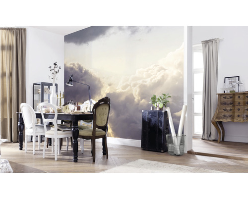 Sufragerie cu tapet cu nori, masă și mobilier pentru o ambianță luminoasă.