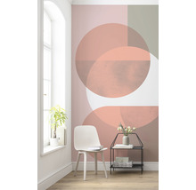 Cameră de zi cu tapet grafic, scaun și măsuță laterală