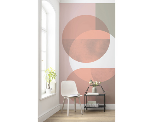 Cameră de zi cu tapet grafic, scaun și măsuță laterală