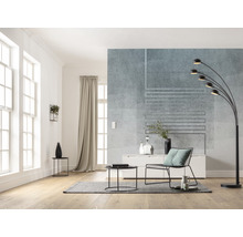 Living luminos cu fereastră, perdea, lampă și mobilier