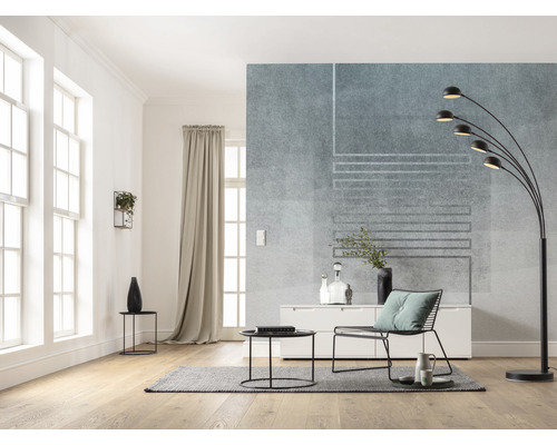 Living luminos cu fereastră, perdea, lampă și mobilier