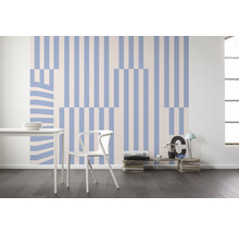 Interior decorativ cu tapet cu dungi, masă de sufragerie și scaun