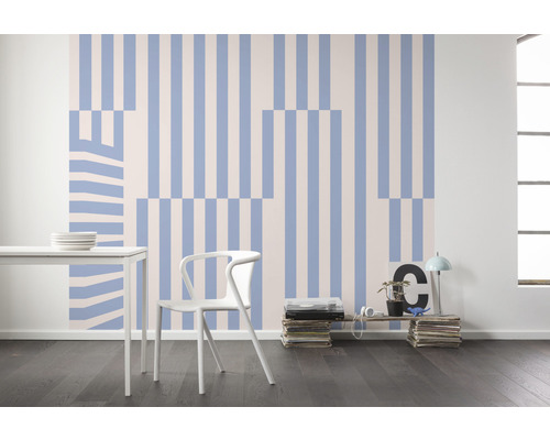 Interior decorativ cu tapet cu dungi, masă de sufragerie și scaun