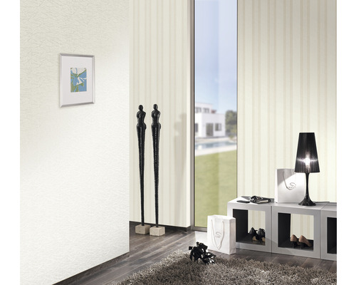 Interior cu tapet deschis la culoare, decorațiuni și vedere spre exterior