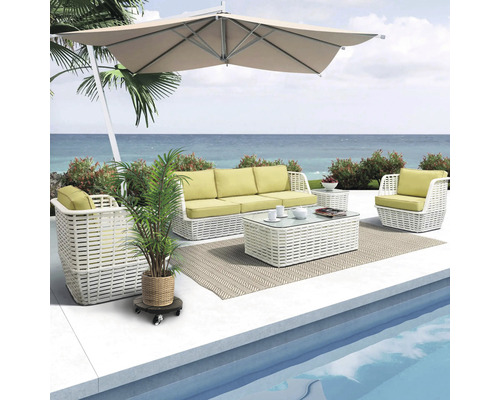 Scenă cu set de mobilier de terasă constând dintr-o canapea, un fotoliu, o masă și o umbrelă de soare lângă piscină