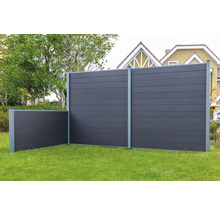 Scenă de grădină cu un gard gri WPC pe gazon verde