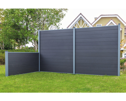 Scenă de grădină cu un gard gri WPC pe gazon verde