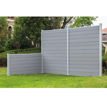 Gard din lemn și metal în grădină