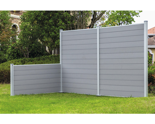 Gard din lemn și metal în grădină