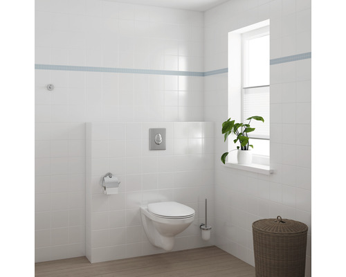 Baie modernă cu toaletă suspendată, faianță și fereastră