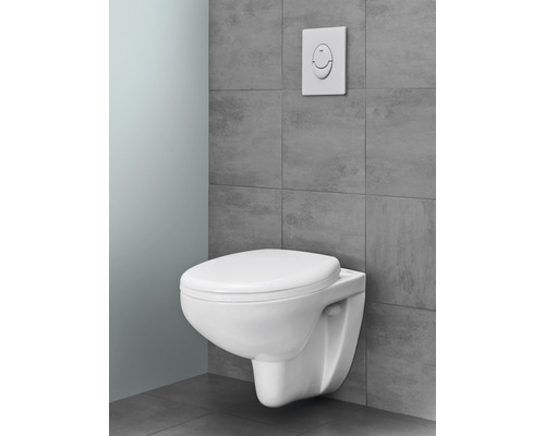 Toaletă suspendată cu panou de acționare în baie