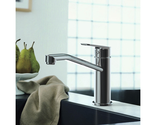 Baterie de bucătărie din metal pe un blat