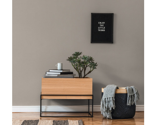 Interior decorativ cu plante, stivă de cărți, dulap din lemn și coș