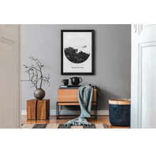 Living decorativ cu mobilier din lemn, textile și pictură murală