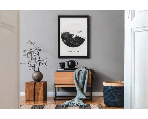 Living decorativ cu mobilier din lemn, textile și pictură murală