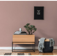 Design interior decorativ cu dulap din lemn, plantă, coș și panou de perete