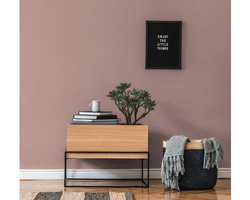 Design interior decorativ cu dulap din lemn, plantă, coș și panou de perete