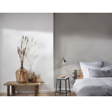 Decorarea dormitorului cu vaze de sticlă, lampă de masă și pat