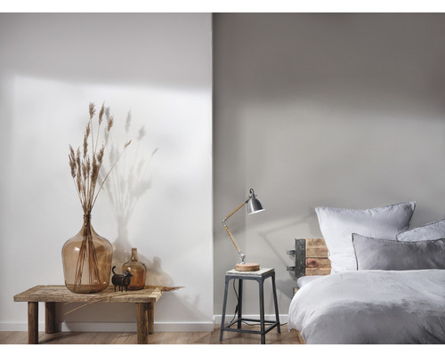 Decorarea dormitorului cu vaze de sticlă, lampă de masă și pat