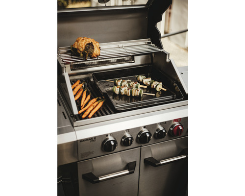 Grătar din oțel inoxidabil cu morcovi preparați, frigărui de legume și friptură