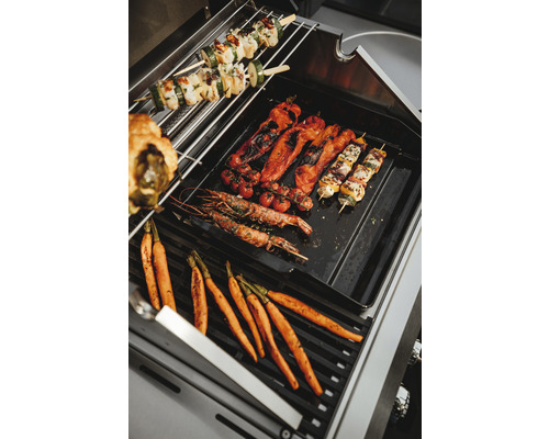 Legume și frigărui pe un grătar.