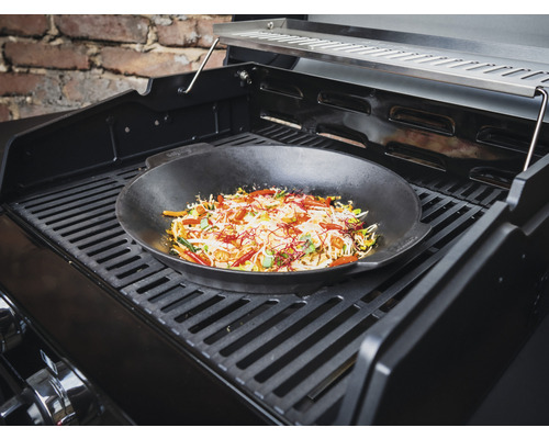 Wok cu legume pe un grătar