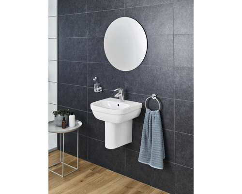 Baie modernă cu lavoar, oglindă, suport pentru prosoape și măsuță laterală