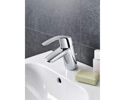 Baterie de lavoar pe o chiuvetă cu săpun