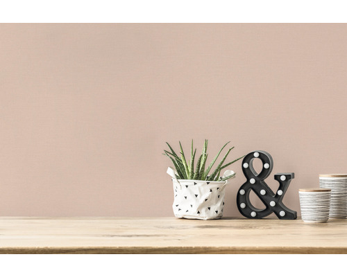 Scenă decorativă cu plantă de interior, ampersand iluminat și pahare cu dungi pe o masă