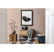 Cameră de zi cu măsuță laterală din lemn, comodă, tablou înrămat și decorațiuni