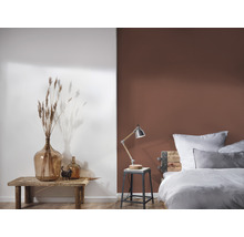 Design decorativ de living cu vaze de sticlă, flori uscate și lampă de noptieră într-un dormitor