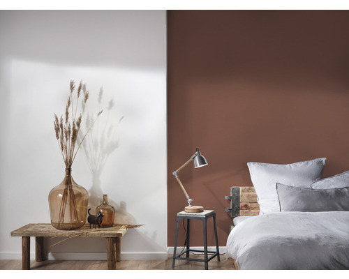 Design decorativ de living cu vaze de sticlă, flori uscate și lampă de noptieră într-un dormitor