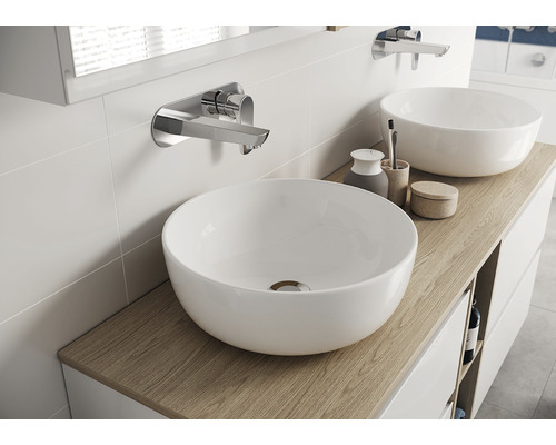 Baie cu două lavoare așezate pe blat și baterii de perete pe o mască de lavoar