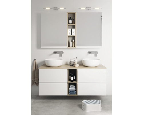 Baie cu lavoar, oglindă, iluminat și taburet