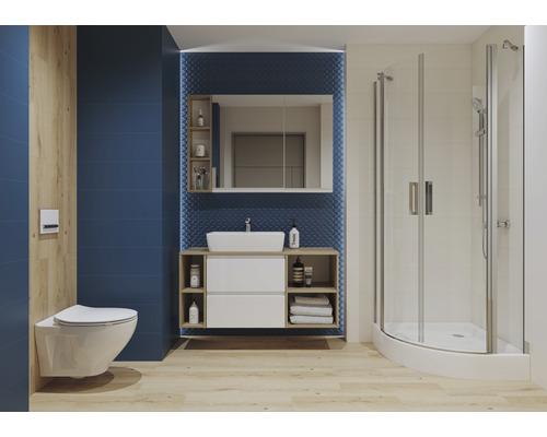 Baie modernă cu toaletă, lavoar, dulap cu oglindă și cabină de duș