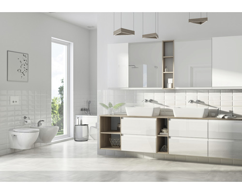 Baie luminoasă cu chiuvetă dublă, toaletă, bideu și cadă