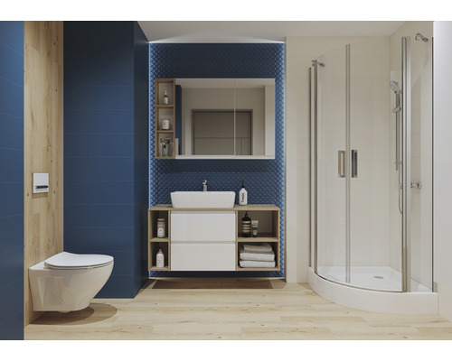 Baie modernă cu toaletă, lavoar, dulap cu oglindă și duș