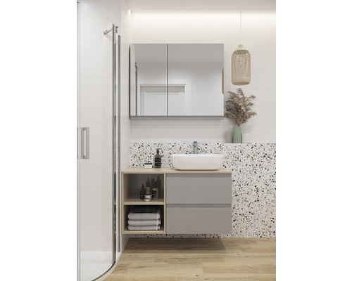 Baie cu lavoar, oglindă și duș