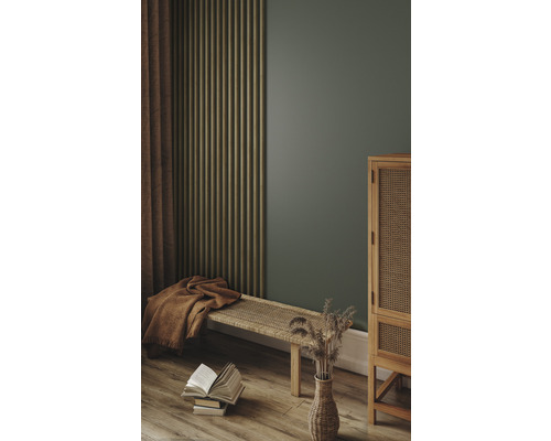 Interior cu bancă din lemn, textile și decorațiuni
