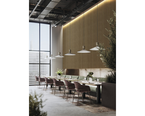 Imagine interior a unui restaurant cu mese, scaune și iluminat