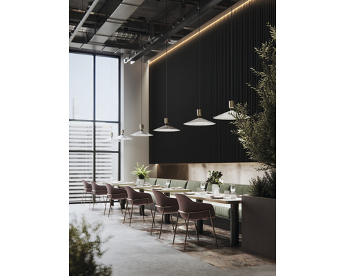Interiorul unui restaurant cu mese, scaune și iluminat